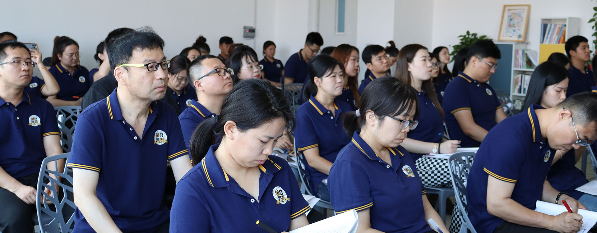 日本女人被男人插小骚逼的图片